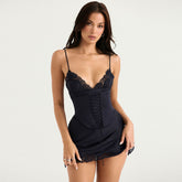 Minikleid mit V-Ausschnitt und trendigem Spitzenbesatz