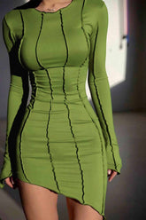 Unregelmäßig gerafftes, langärmliges, figurbetontes Minikleid