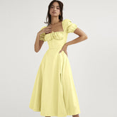 Elegantes, schulterfreies Midi-Sommerkleid mit Puffärmeln und Bindeband vorne und hohem Schlitz - Weiß