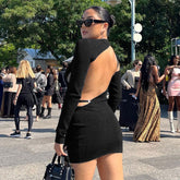 Geripptes, gekreuztes, anmutiges, kurzes Tanktop