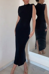 First Taste of Love – Figurbetontes Midikleid mit Stehkragen und gepolsterten Schultern