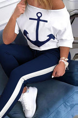 Zweiteiliges Set aus bedrucktem T-Shirt und Hose