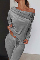 Bequemer und schicker schulterfreier Hosenanzug aus Velours