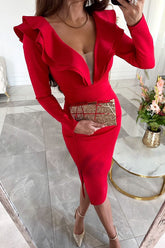 Spotlight Darling – Stretch-Midikleid mit Stufenausschnitt, gerafftem Schlitz und Rüschen