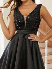 Ärmelloses schwarzes Homecoming-Kleid mit V-Ausschnitt und Pailletten XJ2099