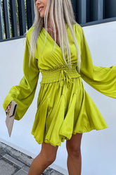 Before Midnight – Satin-Minikleid mit Glockenärmeln und Smokarbeit