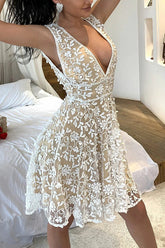 Hearts In Love – Netzkleid mit tiefem Ausschnitt und Stickerei