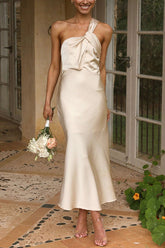 Carrie Satin-Midikleid mit drapiertem Twist-Detail und One-Shoulder-Träger