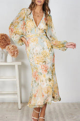 Pamelia Maxikleid mit Blumendruck und unregelmäßigem Plissee-Smokingrock und Perlen