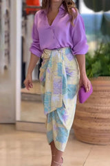 Zweiteiliges Set aus einfarbigem Button-Down-Hemd und gerüschtem Midirock mit Blumenmuster