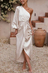 Endaring Romance – Maxikleid aus Satin mit One-Shoulder-Träger und Schlitz vorne zum Binden