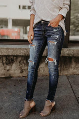 Zerrissene Röhrenjeans