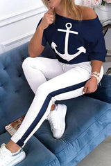 Zweiteiliges Set aus bedrucktem T-Shirt und Hose