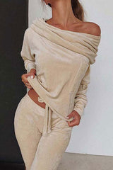 Bequemer und schicker schulterfreier Hosenanzug aus Velours