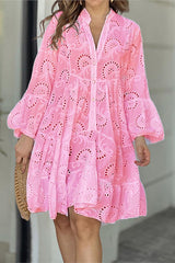 Minikleid mit V-Ausschnitt, bestickter Hohlspitze und Blumen