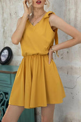 Mädchenhafter Strampler mit weitem Bein und Bindeschultern