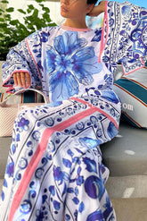 Locker drapiertes Oberteil mit Glockenärmeln und Blumenmuster aus Porzellan