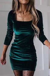 Dreamy Afternoon – Stretch-Samtkleid mit quadratischem Kragen