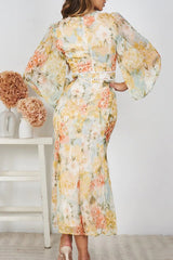 Pamelia Maxikleid mit Blumendruck und unregelmäßigem Plissee-Smokingrock und Perlen