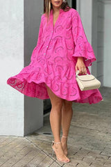 Minikleid mit V-Ausschnitt, bestickter Hohlspitze und Blumen