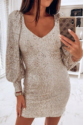 Enges Paillettenkleid mit Puffärmeln, tiefem V-Ausschnitt
