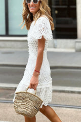 Sweet Valor – Minikleid mit Häkelspitze und Puffärmeln und Knopfleiste