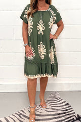 Kleid mit quadratischem Ausschnitt und geometrischem Muster und mehreren Drucken