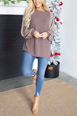 „Life Is A Fiesta“-Top mit kontrastierenden Paillettenärmeln