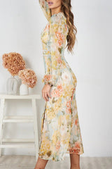 Pamelia Maxikleid mit Blumendruck und unregelmäßigem Plissee-Smokingrock und Perlen