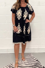 Kleid mit quadratischem Ausschnitt und geometrischem Muster und mehreren Drucken