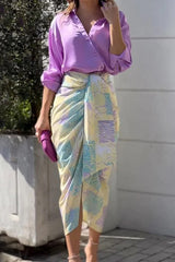 Zweiteiliges Set aus einfarbigem Button-Down-Hemd und gerüschtem Midirock mit Blumenmuster