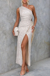 Luxe Landing – Maxikleid mit Pailletten und One-Shoulder-Träger, Cut-Out in der Taille und Schlitz