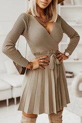 Pioe – Plissiertes Strick-Minikleid mit Schnürung und V-Ausschnitt