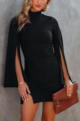 Must Be Love – Figurbetontes Strickkleid mit Glockenärmeln