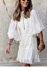 Worth My Time – Minikleid mit Häkelspitze und Puffärmeln