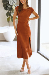 Slip Into The Night – Midikleid aus Satin mit verdrehtem Rückenschlitz