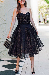 Olivia – Trägerloses Midikleid aus Spitze mit Blumenstickerei