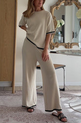 Lounge- oder Freizeitkleidung: Strickoberteil mit Patchwork-Farbblock und kurzen Ärmeln sowie elastische Hose mit weitem Bein