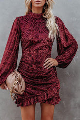 Unregelmäßiges Kleid aus Samt mit gebrannten Blumen und Rüschen