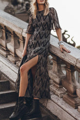 Happy Weekend Loves – Bedrucktes, rückenfreies Midikleid mit fließenden Ärmeln und seitlichem Schlitz