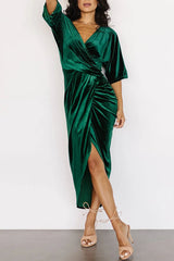 Brendy – Plissiertes Midikleid aus Samt mit V-Ausschnitt und halblangen Ärmeln