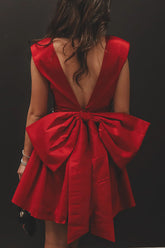 For Love – Übergroßes, plissiertes Minikleid mit Rosenschleife