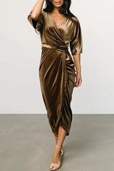 Brendy – Plissiertes Midikleid aus Samt mit V-Ausschnitt und halblangen Ärmeln