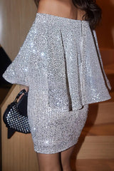 Season of Sparkle – Schulterfreies Minikleid im Cape-Stil