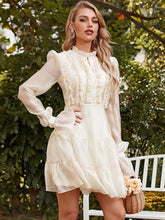 Weißes Minikleid mit hohem Halsausschnitt und Rüschenärmeln, XH1876