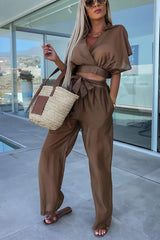 Erste Wahl für den Urlaub: Wickelbluse und Hose mit elastischem Bund und Taschen
