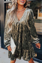 Sociable Chic – Langärmliges Babydoll-Kleid aus Samt mit V-Ausschnitt
