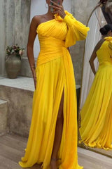 Pretty First – Einfarbiges Maxikleid mit Blumenmuster, Plissee, One-Shoulder-Ärmeln und Schlitz