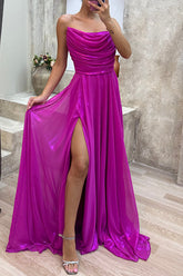 Golden Years – Schulterfreies Maxikleid aus Satin mit Wasserfallausschnitt, plissiertem Saum und Schlitz