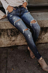 Zerrissene Röhrenjeans